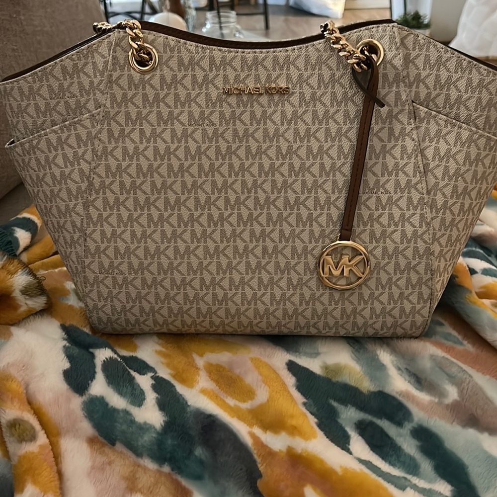 Hey guys!! Selling my “”Michael Kors”” bag and small wallet